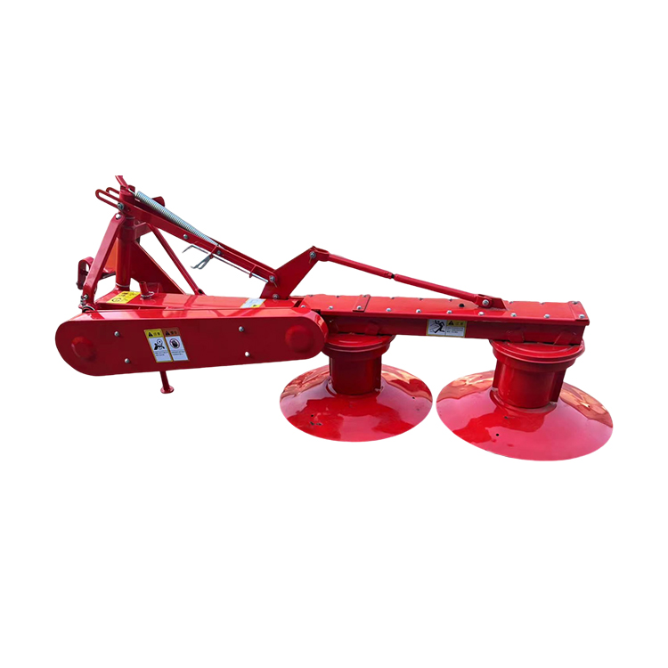 Traktor pemotong jerami yang dipasang